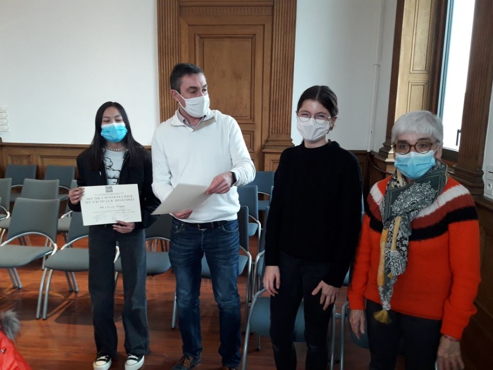 Ch Vilain élu en charge du CMJ avec Maguy Jacquemont lors de la remise des diplômes avec Mathilde et Margaux.